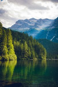 Vue d'une montagne au bord d'un lac à Nice pour des séjours de l'enfance populaire.