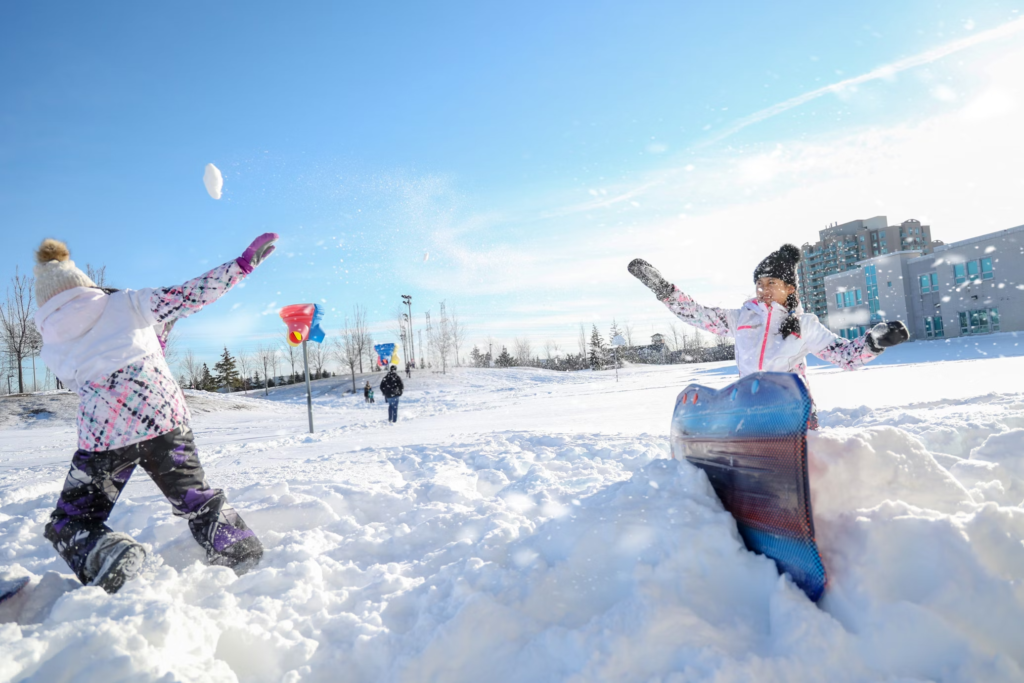 Enfants faisant une bataille de boules de neige  sejour enfance populaire de Nice