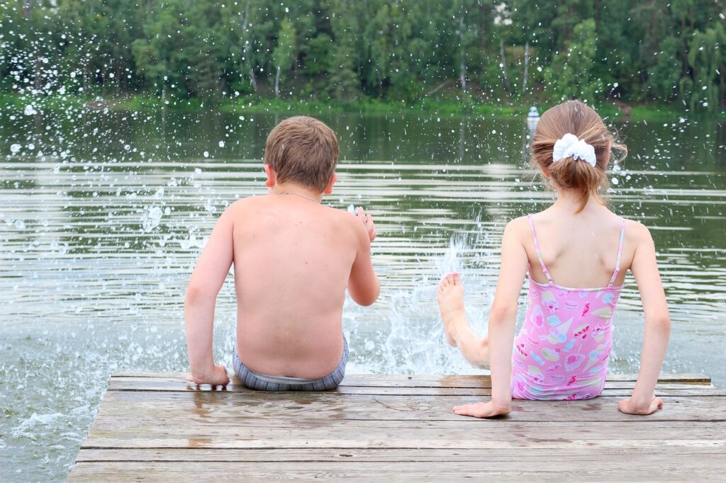 Deux enfants de dos au bord d'un lac